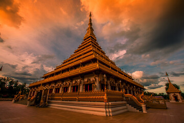 Background of the major tourist attractions in Khon Kaen (Phra Mahathat Kaen Nakhon) is a large pagoda with 9 floors, Thai tourists and foreigners come to see the beauty and travel in Thailand always.