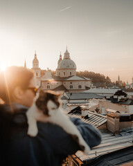 Katze über den Dächern von Salzburg.