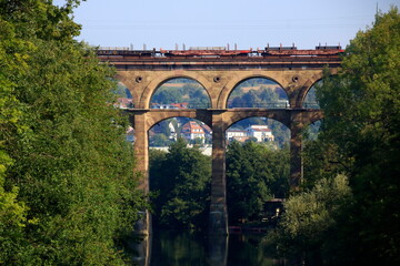 Fototapeta na wymiar Enztalviadukt bei Bietigheim spiegelt sich im Fluss Enz