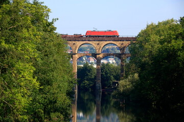 Enztalviadukt bei Bietigheim spiegelt sich im Fluss Enz