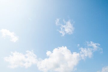 もくもくした雲のある青空