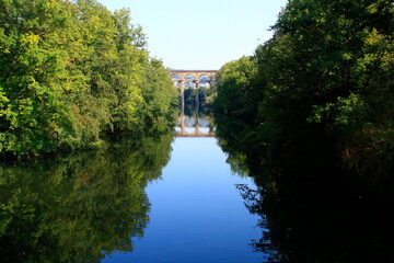 Fototapeta na wymiar Enztalviadukt bei Bietigheim spiegelt sich im Fluss Enz