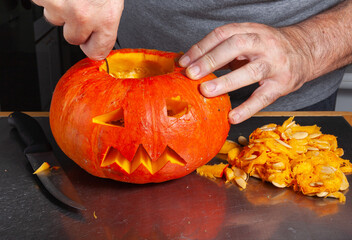 Halloween pumpkin cutting process, process of making Jack-o-lantern.