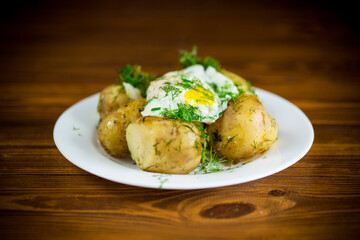 boiled early potatoes with fried egg and dill