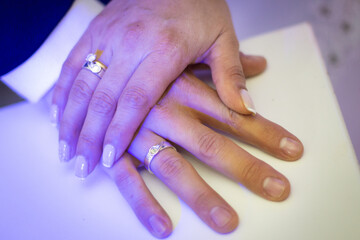 manos de pareja con los anillos de matrimonio
