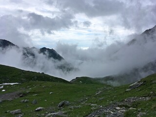 El Valle del río Balea por donde discurre el río del mismo nombre y famosa carretera de Transfagarasan cubierto por las nubes en Rumanía.