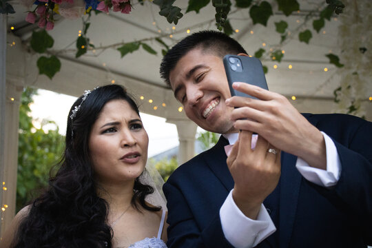 Pareja mirando el celular riendo