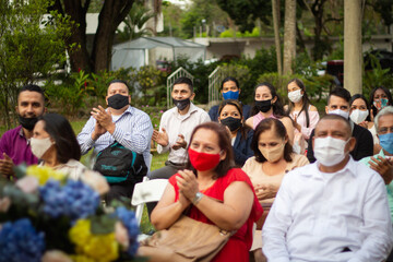 Personas disfrutando de una boda durante la pandemia del coronavirus, llevando puesta la mascarilla