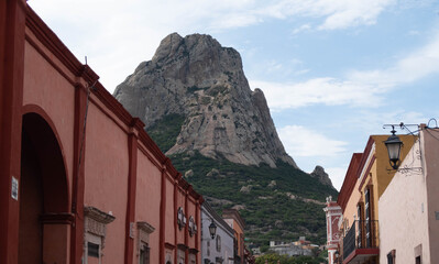 Fachada rústica con enorme monolito al fondo