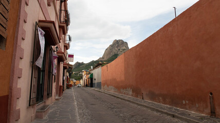 Calle rústica con peña al fondo