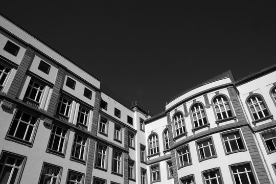 Geb&auml;ude des Senckenberg Forschungsinstitut und Naturkundemuseum im Sonnenschein im Stadtteil Bockenheim in Frankfurt am Main in Hessen, fotografiert in klassischem Schwarzwei&szlig;