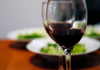 Un verre de vin rouge au repas