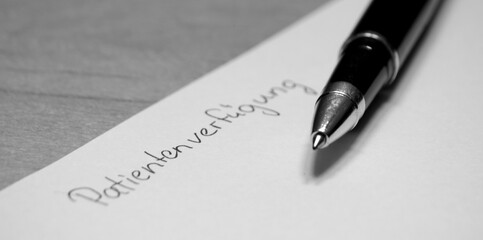 Handschriftliche Patientenverfügung mit Stift