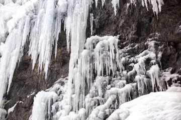 Fototapeta na wymiar Felswand mit Eiszapfen