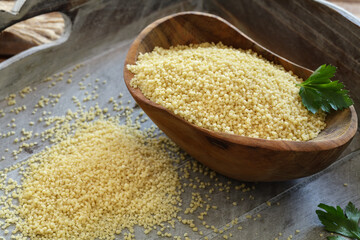 Roher Couscous in Schale