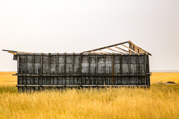 Obraz premium Abonded farm buildings on the prairies. Alberta, Canada
