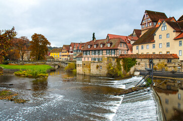 Schw&auml;bisch Hall am Fluss Kocher mit seinen wundersch&ouml;nen Fachwerkh&auml;usern - Baden W&uuml;rttemberg Germany