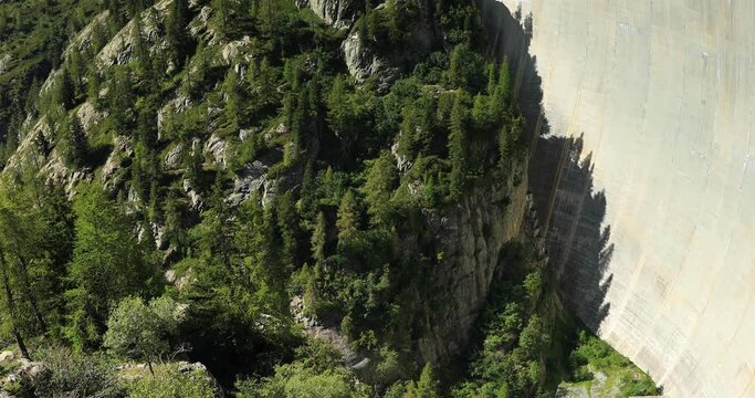 Promenade le long du Barrage d'&Eacute;mosson en Suisse
