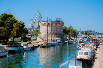 Wieża św. Marka przy kanale wodnym w Trogirze w Chorwacji. - obrazy, fototapety, plakaty