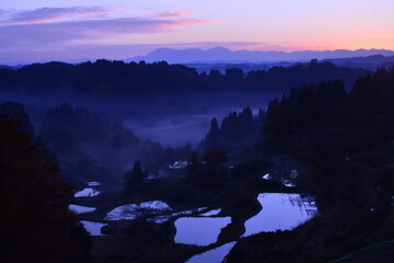 霧が借る朝焼けの棚田