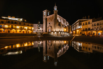 Fototapeta na wymiar Night reflections in the main square of Trujillo, Spain