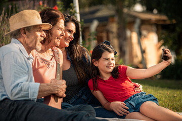 Retrato de três gerações ao ar livre