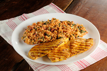 Filé de frango com risoto de tomate seco