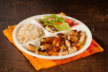 Frango com tomates e cebola, arroz e salada