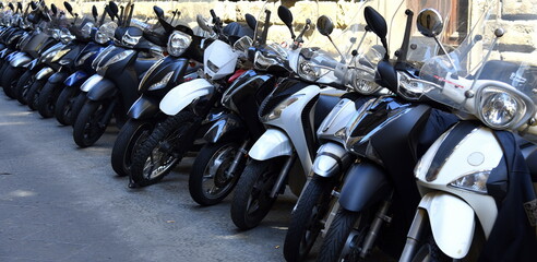 Viele geparkte Motorräder in einer langen Reihe