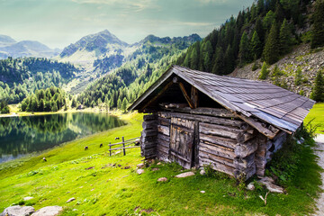 einsame Hütte in den Alpen