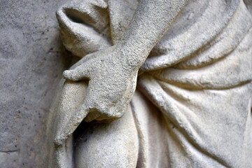 Frauenhand auf einem Grabstein