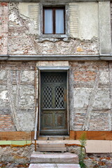Fototapeta na wymiar Fassade eines alten Hauses im Sanierungsprozess