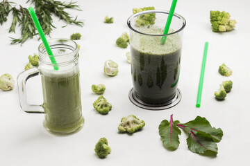 Mugs with green vegetable smoothies.