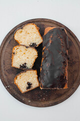 Budin de vainilla y chocolate sobre plato de madera