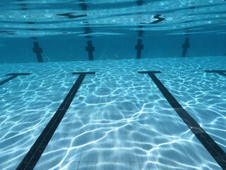 Obraz premium Underwater photo of deep turquoise empty swimming pool