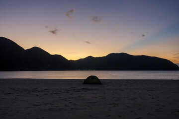 朝の砂浜に設置したテント