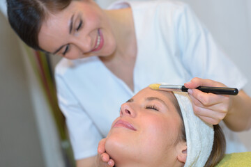 Obraz na płótnie Canvas a masseur applying face mask