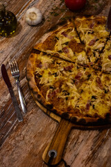 pizza-tenedor y cuchullos-aceite-condimentos