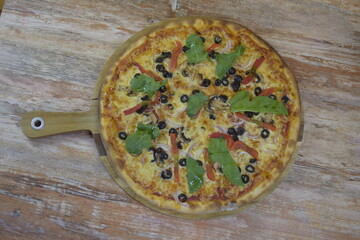 pizza-cheese-queso-rucula-masa-piedra-espatula-hand-preparacion-servicios-condimentos-codiments-servilletas