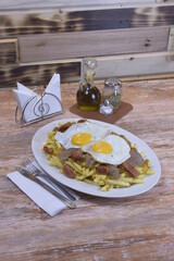 chorrillana-huevo-papas-fritas-carnedecerdo-servilletas-tenedor-cuchillo-oregano-sal-restaurant