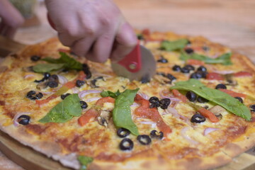 pizza-rucula-aceitunas-rodillo-queso
