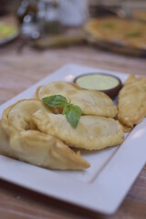 cocktail-empanadas-rustic-rustico-salsa-jugo-natural-naturaljuice-food-fastfood-comidarapida-platos-condimentos-condiments

