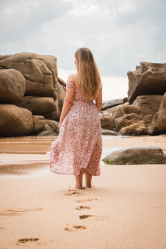 Mujer caminando en la playa