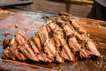 Parrillada tradicional argentina de costillas de ternenera