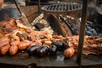 Morcillas, chorizos y carne asada