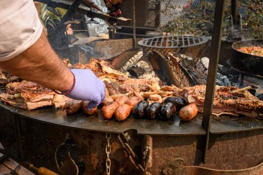 Carne, chorizos y morcillas en la parrilla