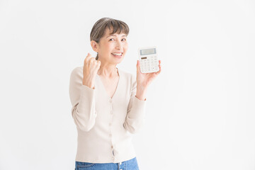 Fototapeta premium 電卓を持つシニア女性