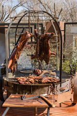 Lech&oacute;n a la llama en carromato de fundici&oacute;n