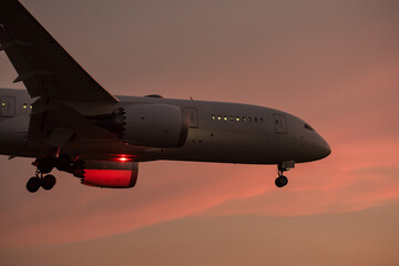 夕焼けの空と飛行機　到着便