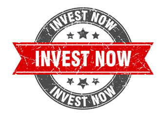 invest now round stamp with ribbon. label sign